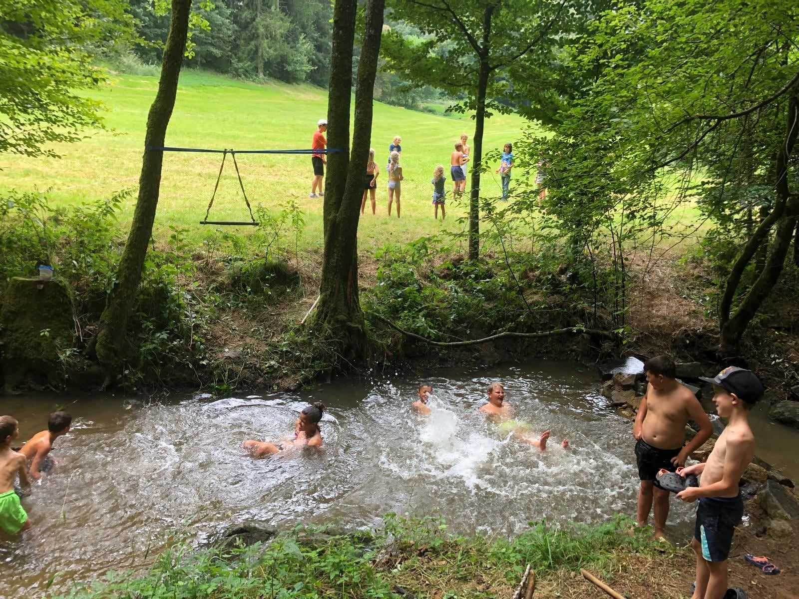 Badespaß im Bach am Waldrand