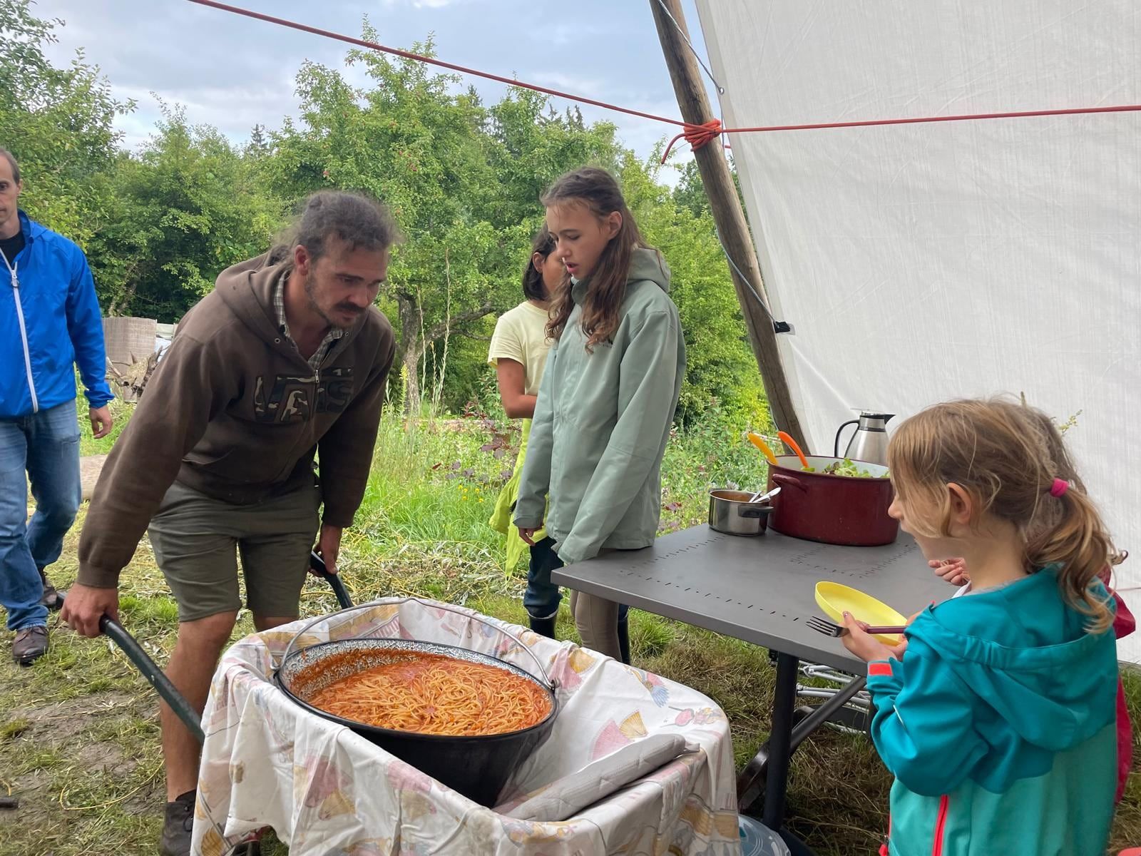 Ein großer Topf Essen wird gemeinsam gekocht