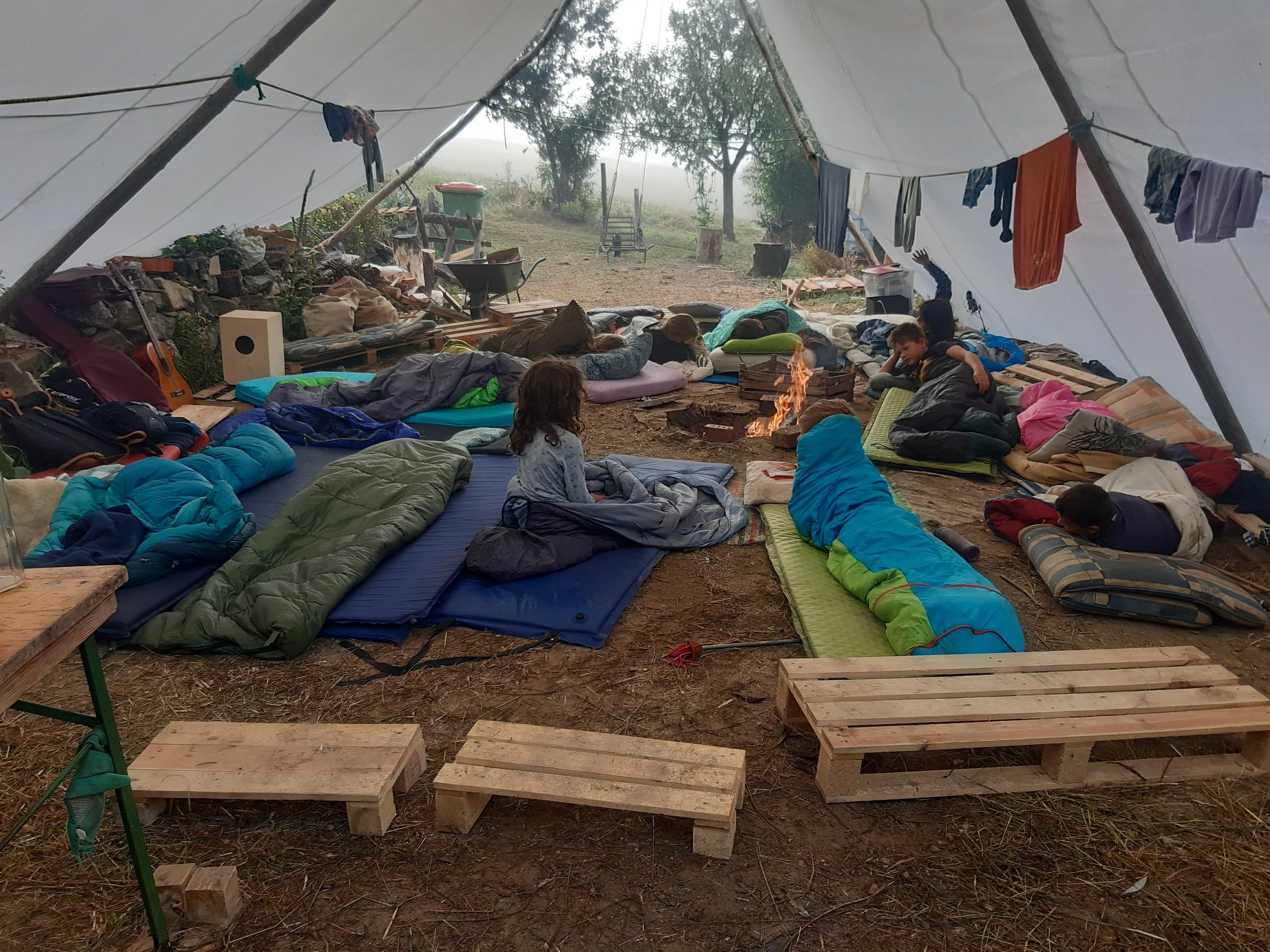 Morgens unter dem Tarp: Schlafsäcke und Isomatten